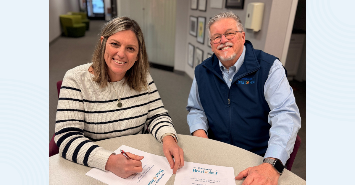 Valerie Orr and Al Getler formalize a new partnership with a signed Memorandum of Understanding.