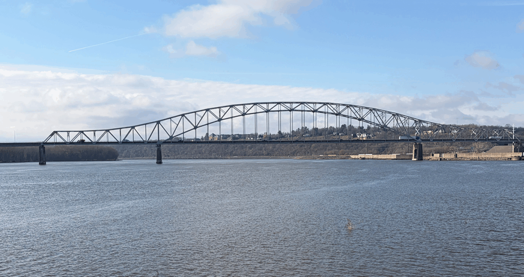 Picture of the bridge over Dubuque River in Iowa